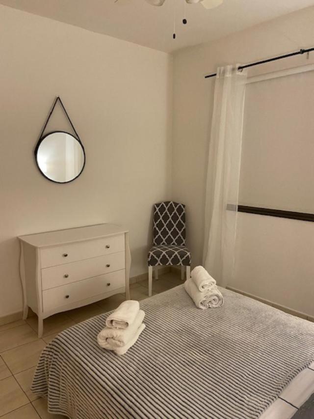 1 Bedroom Garden Flat, Sleeps 4 Paphos Bagian luar foto