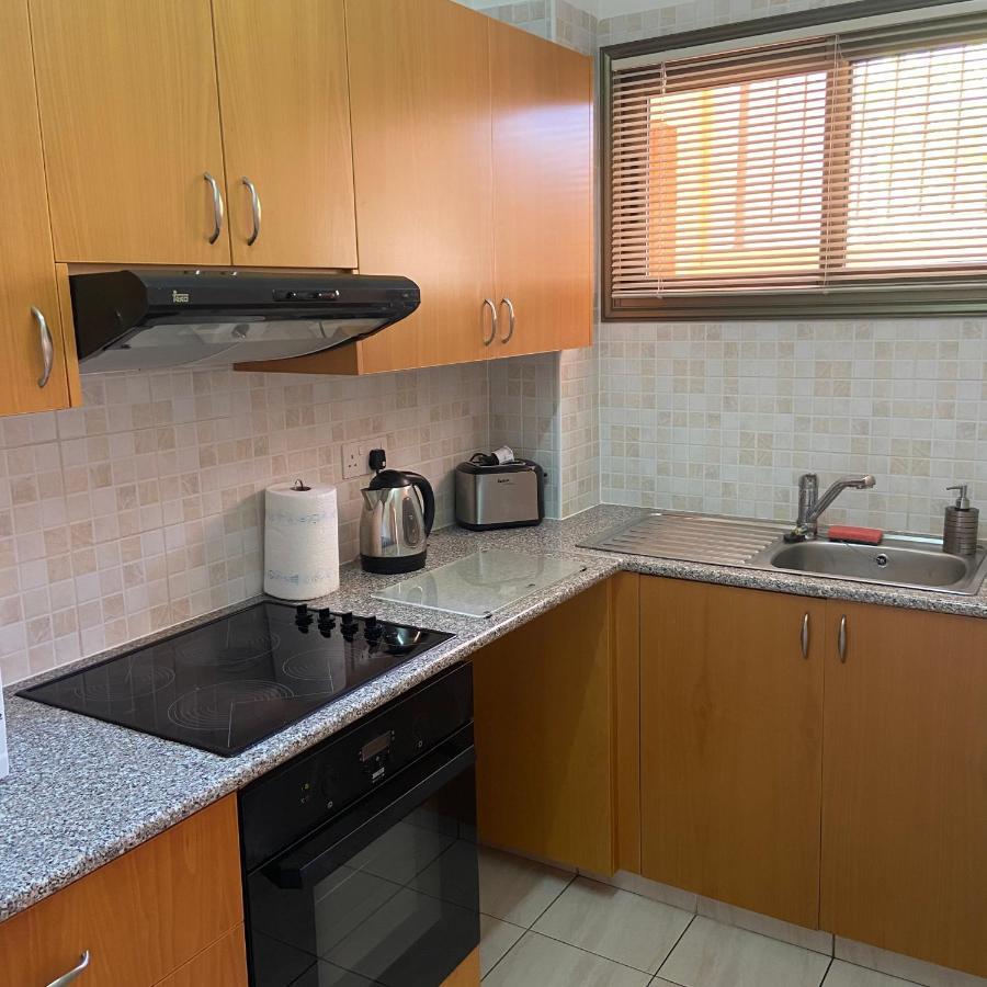 1 Bedroom Garden Flat, Sleeps 4 Paphos Bagian luar foto
