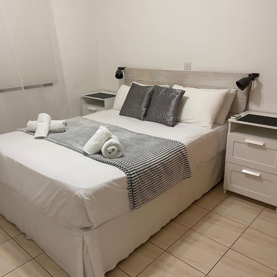 1 Bedroom Garden Flat, Sleeps 4 Paphos Bagian luar foto