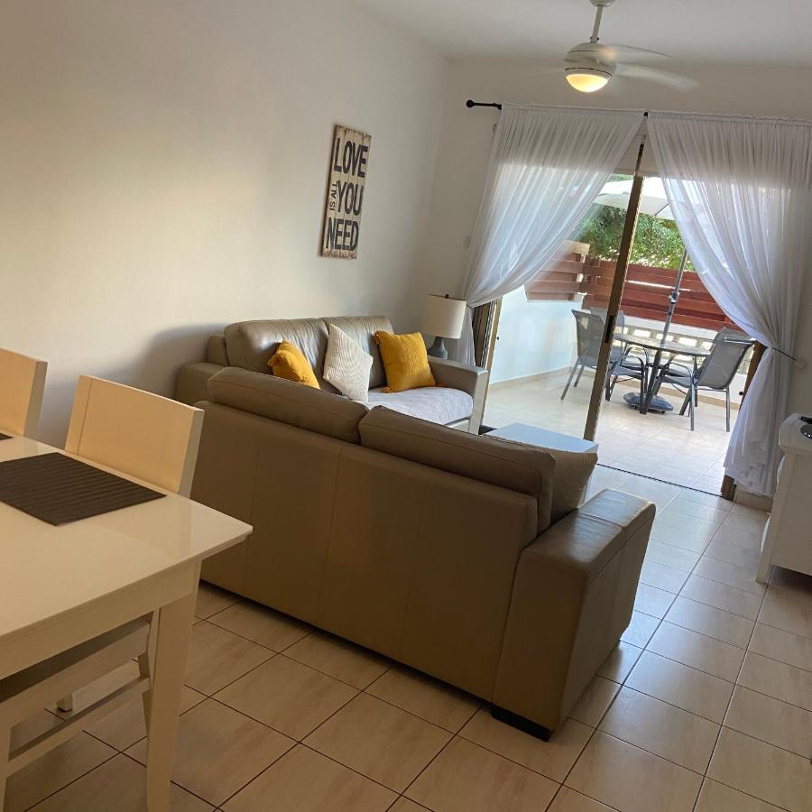1 Bedroom Garden Flat, Sleeps 4 Paphos Bagian luar foto