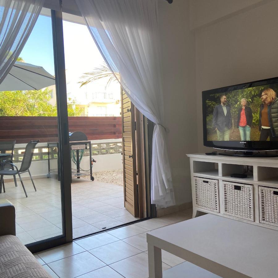 1 Bedroom Garden Flat, Sleeps 4 Paphos Bagian luar foto